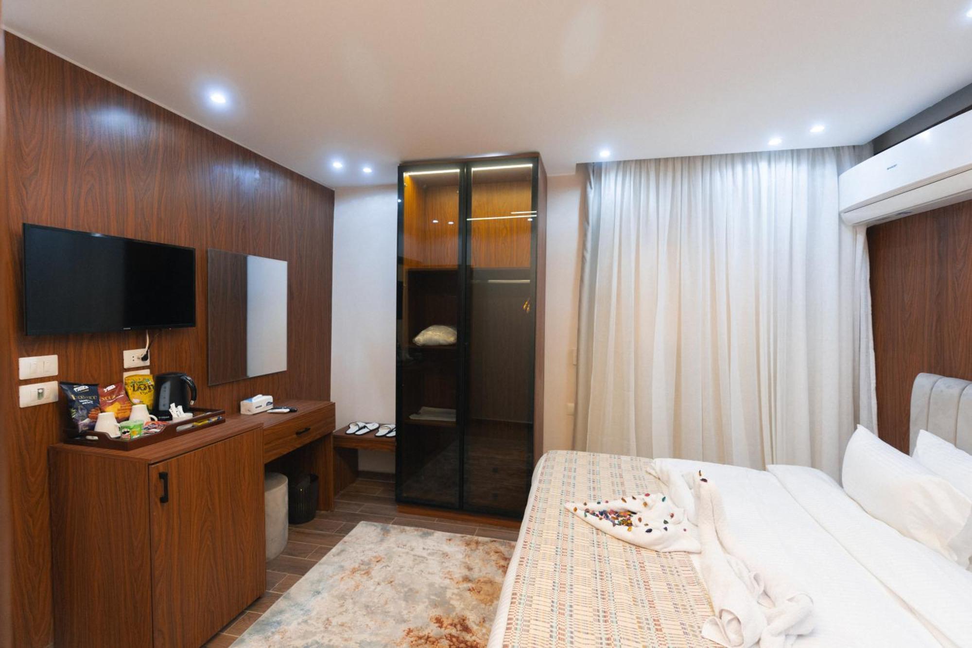 Tuia Pyramids Hotel